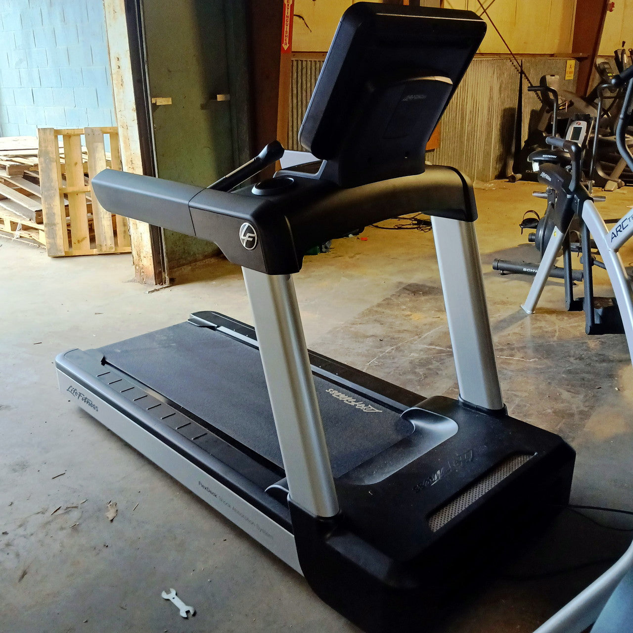 Life Fitness Integrity Treadmill w/SE3 HD Treadmill