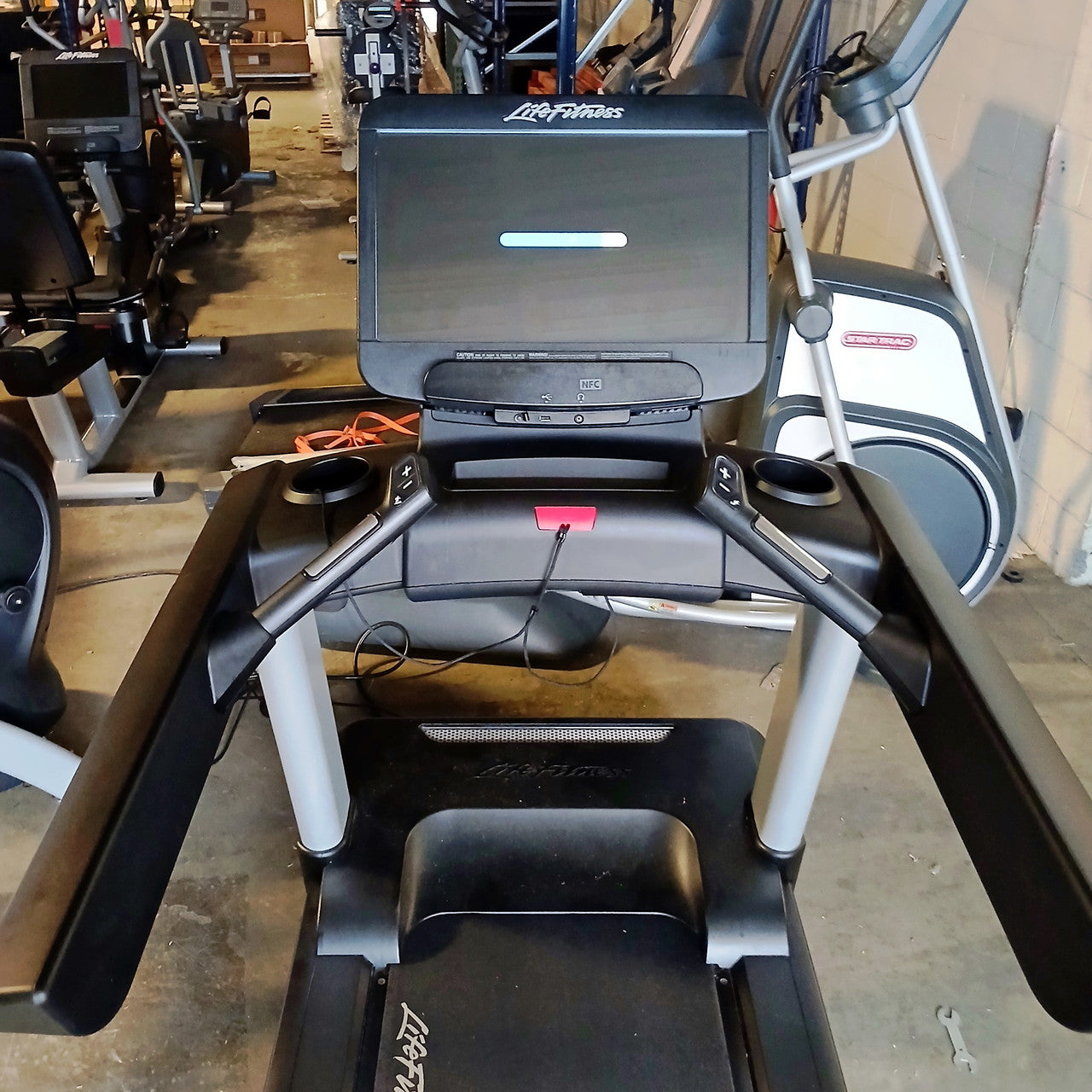 Life Fitness Integrity Treadmill w/SE3 HD Treadmill