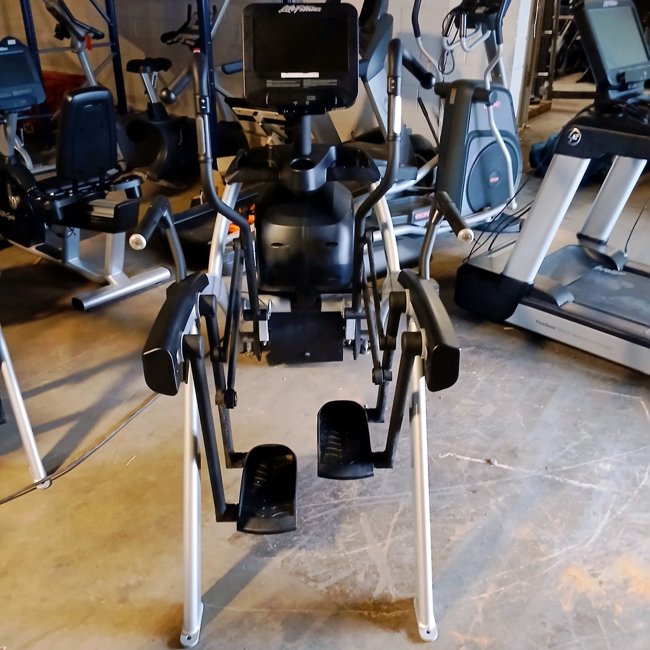 Life Fitness Discover SE3 HD Arc Trainer