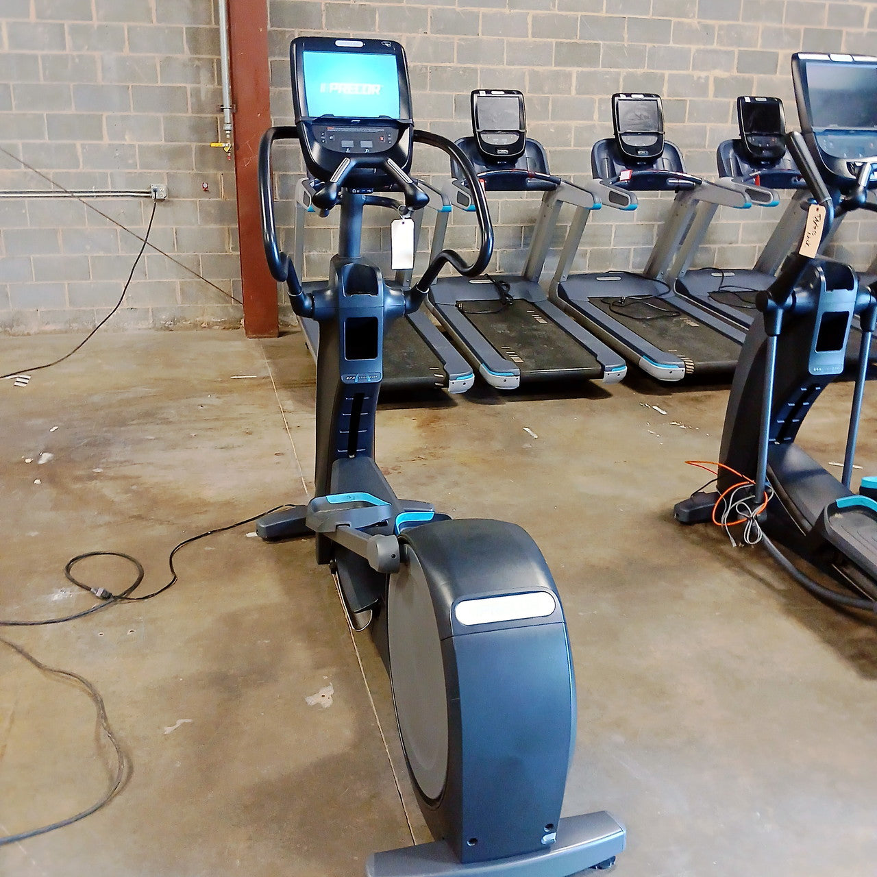 Precor EFX 833 Elliptical w/Converging Crossramp w/P82 Console