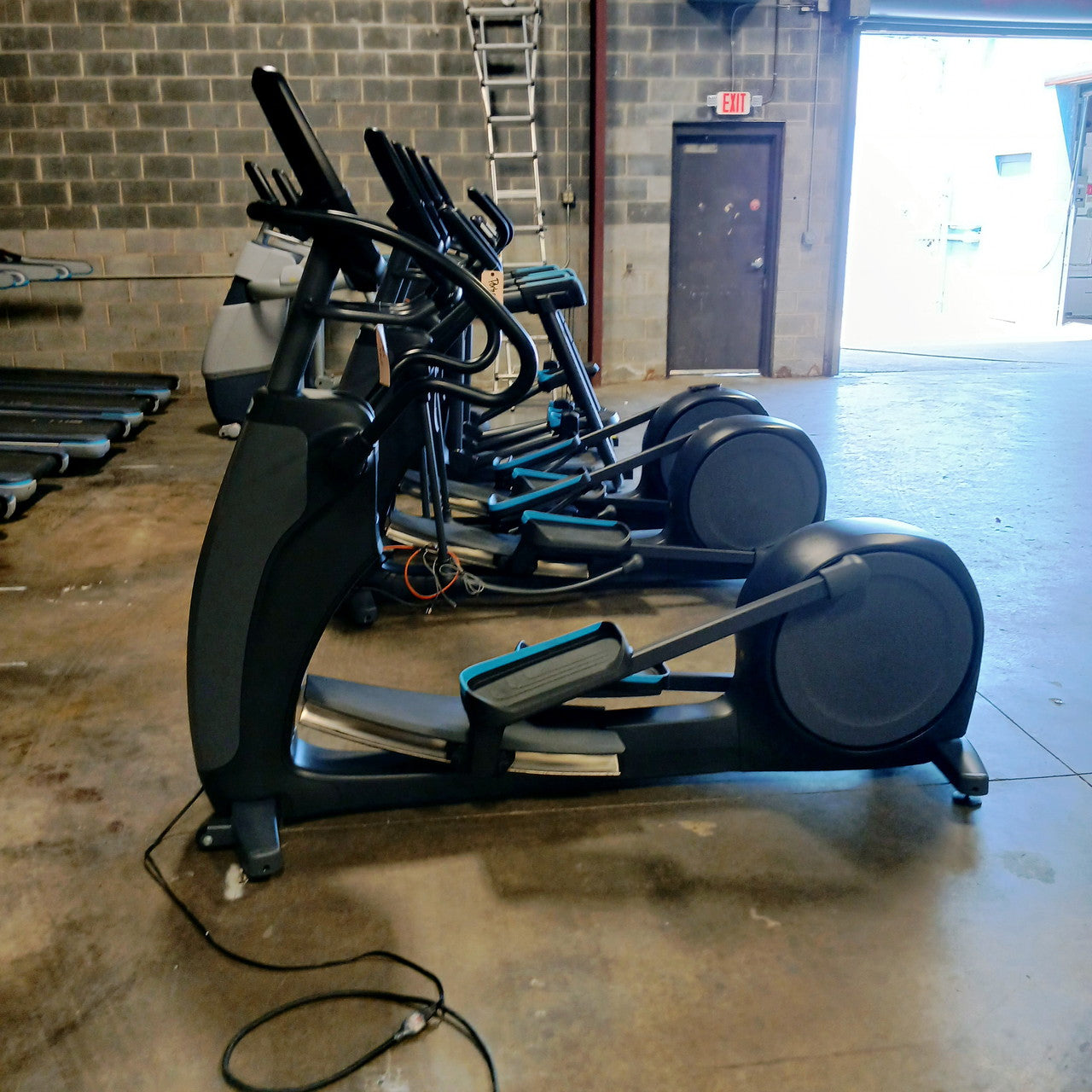 Precor EFX 833 Elliptical w/Converging Crossramp w/P82 Console