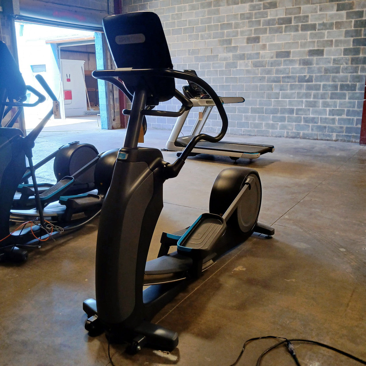 Precor EFX 833 Elliptical w/Converging Crossramp w/P82 Console