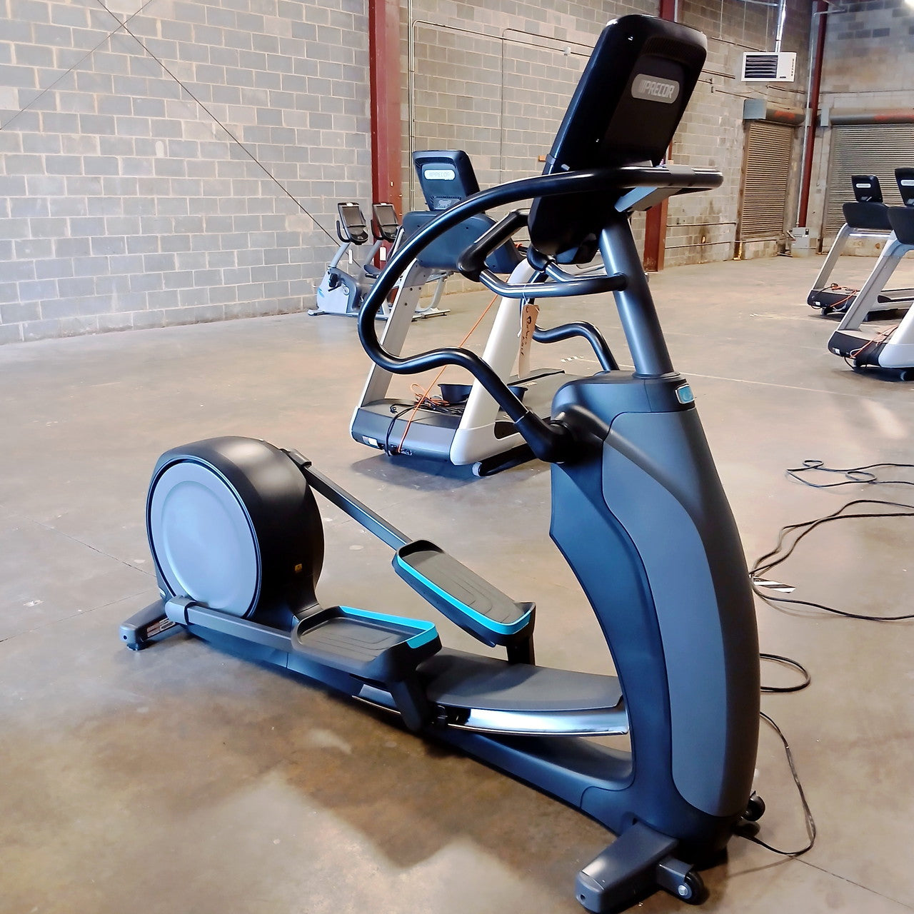Precor EFX 833 Elliptical w/Converging Crossramp w/P82 Console