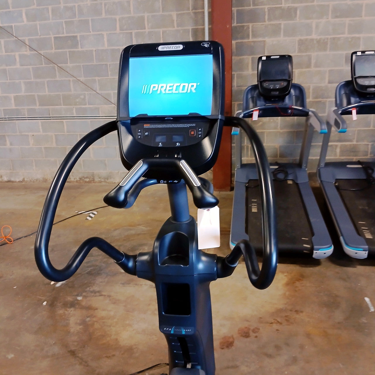 Precor EFX 833 Elliptical w/Converging Crossramp w/P82 Console