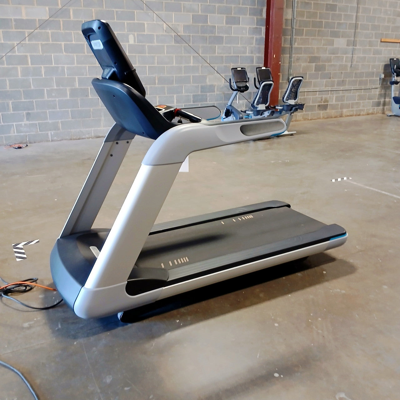Precor TRM 885 Treadmill w/P82 Console