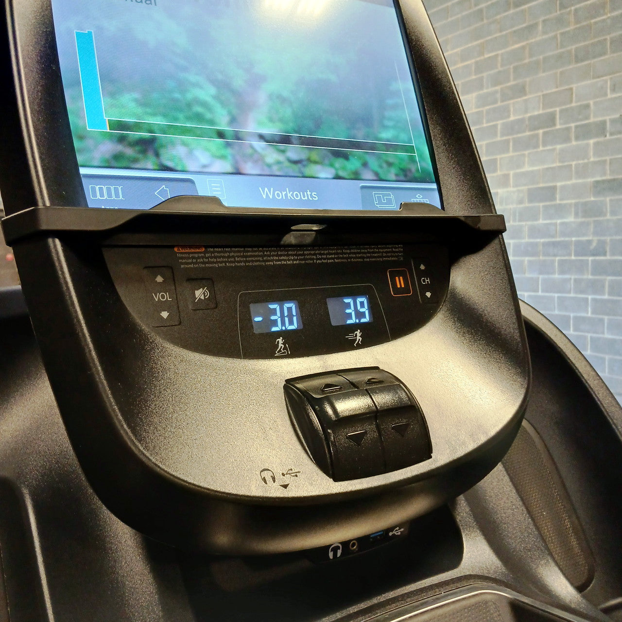 Precor TRM 885 Treadmill w/P82 Console