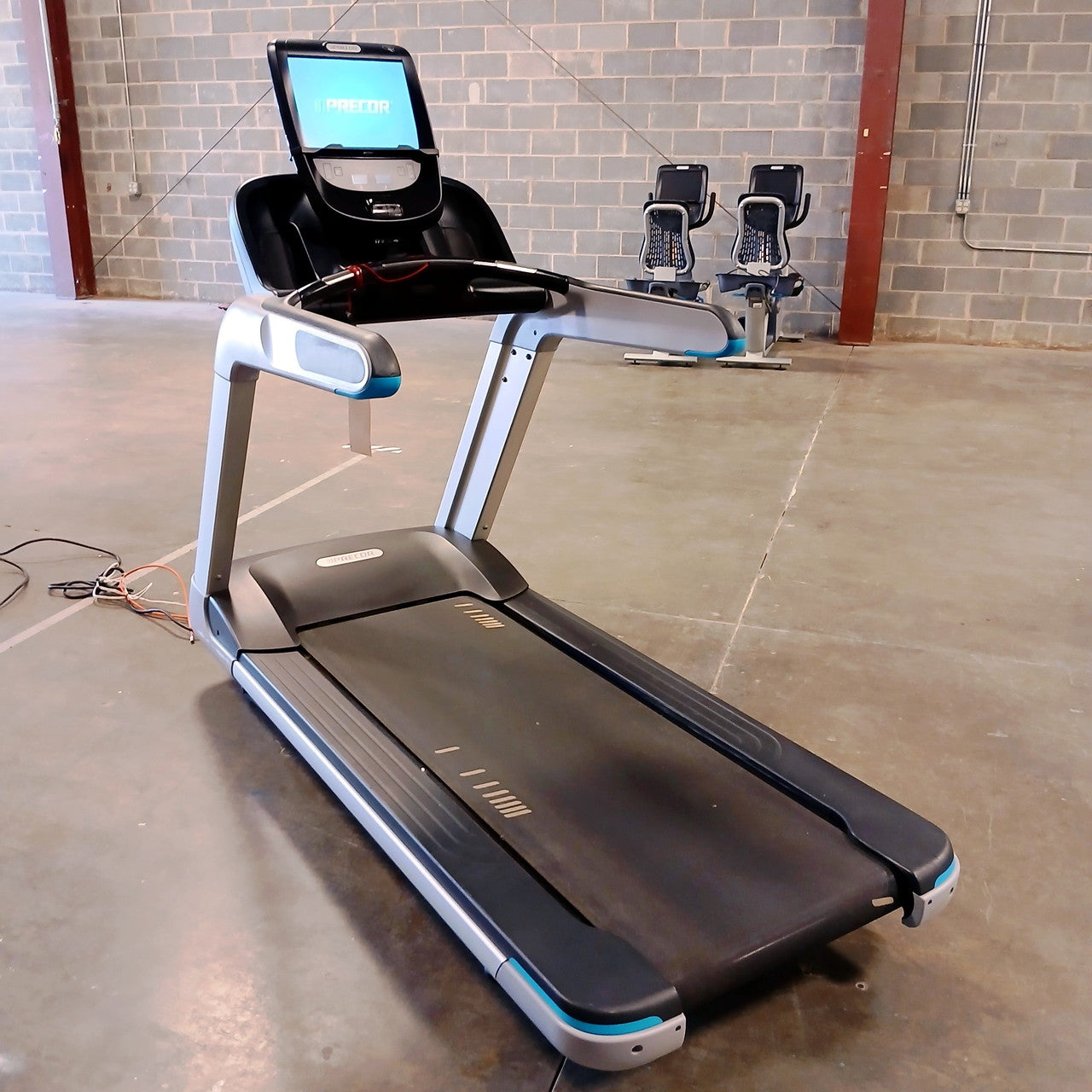 Precor TRM 885 Treadmill w/P82 Console