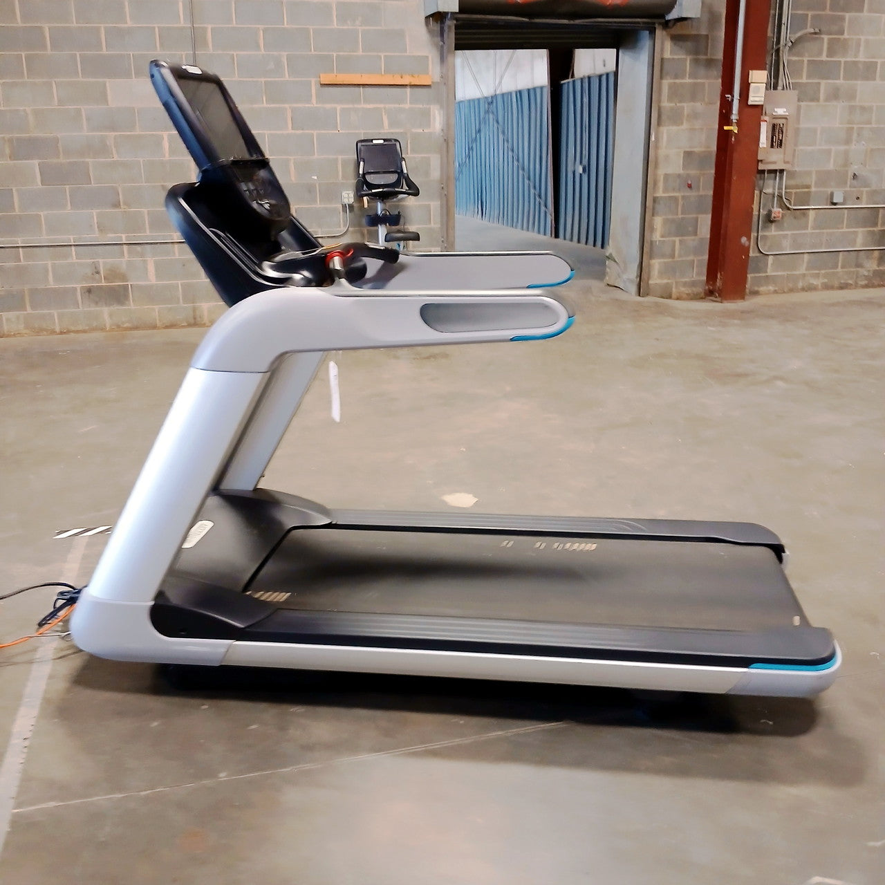Precor TRM 885 Treadmill w/P82 Console