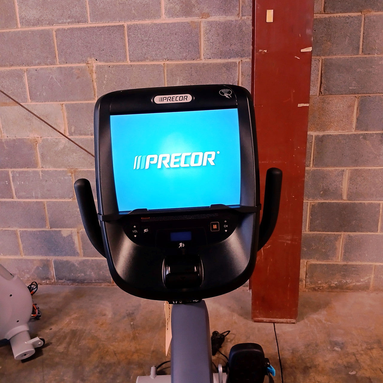 Precor RBK 885 Recumbent Bike w/ P82 Console