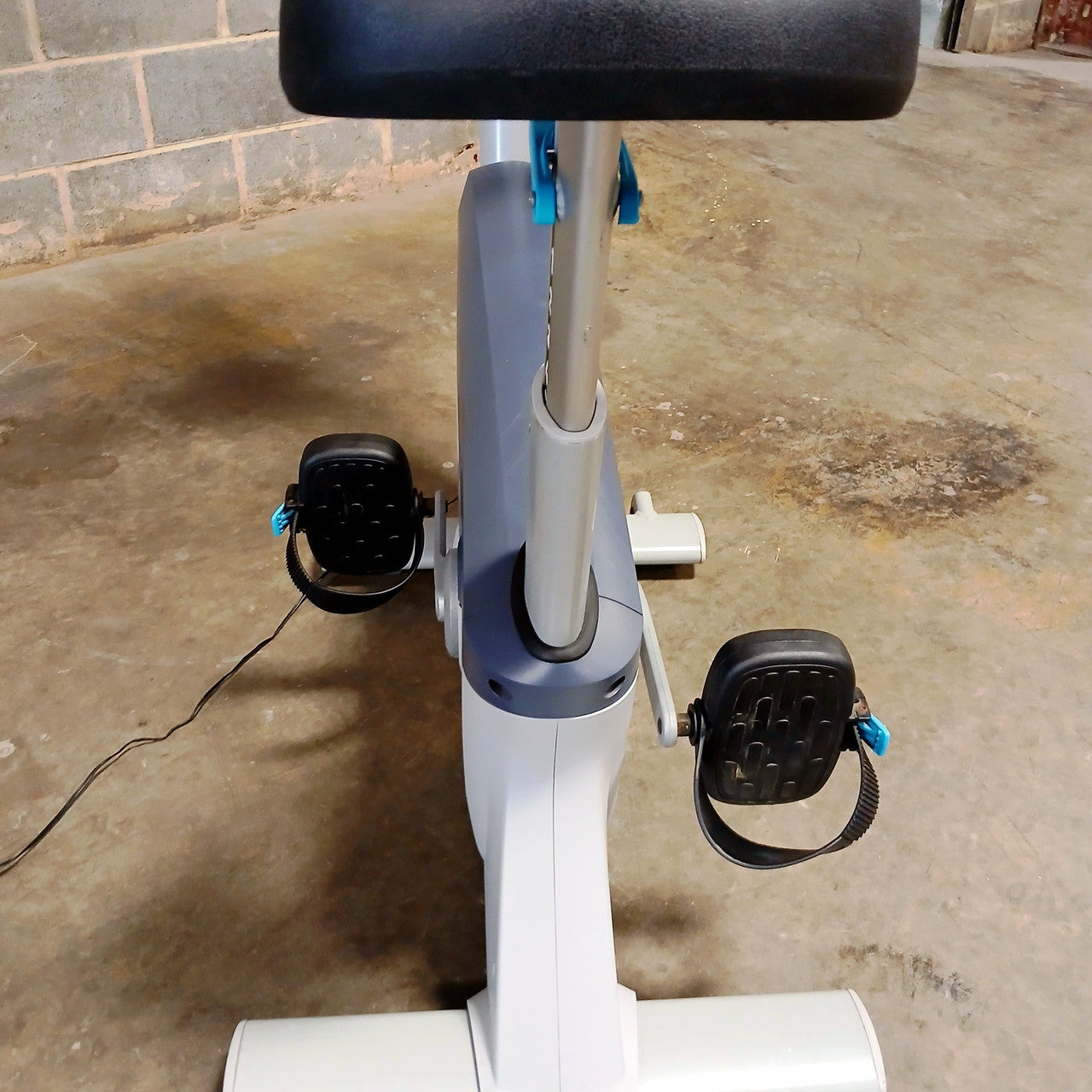 Precor UBK 885 Upright Bike w/ P82 Console