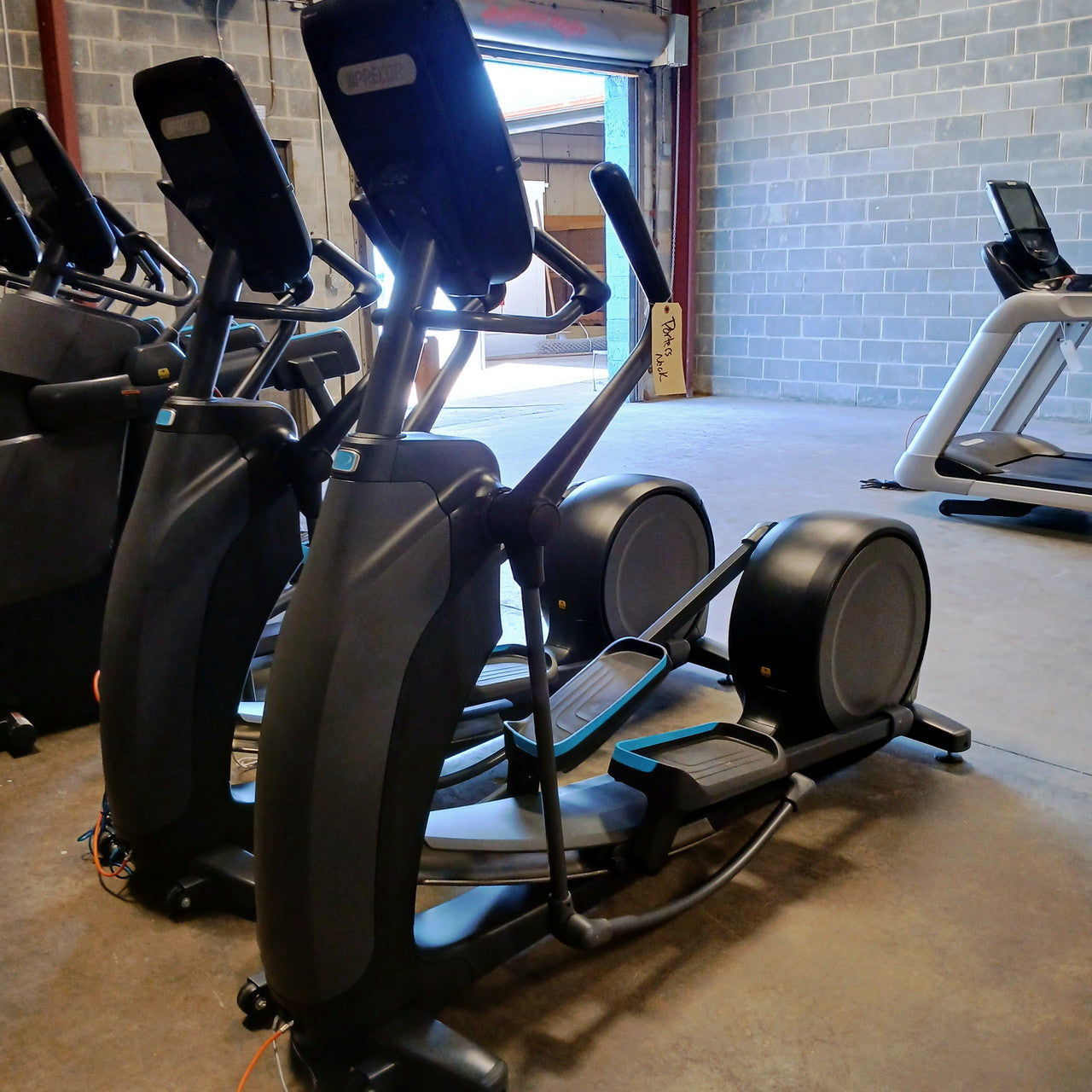 Precor EFX 835 Elliptical w/Converging Crossramp + p82 Console