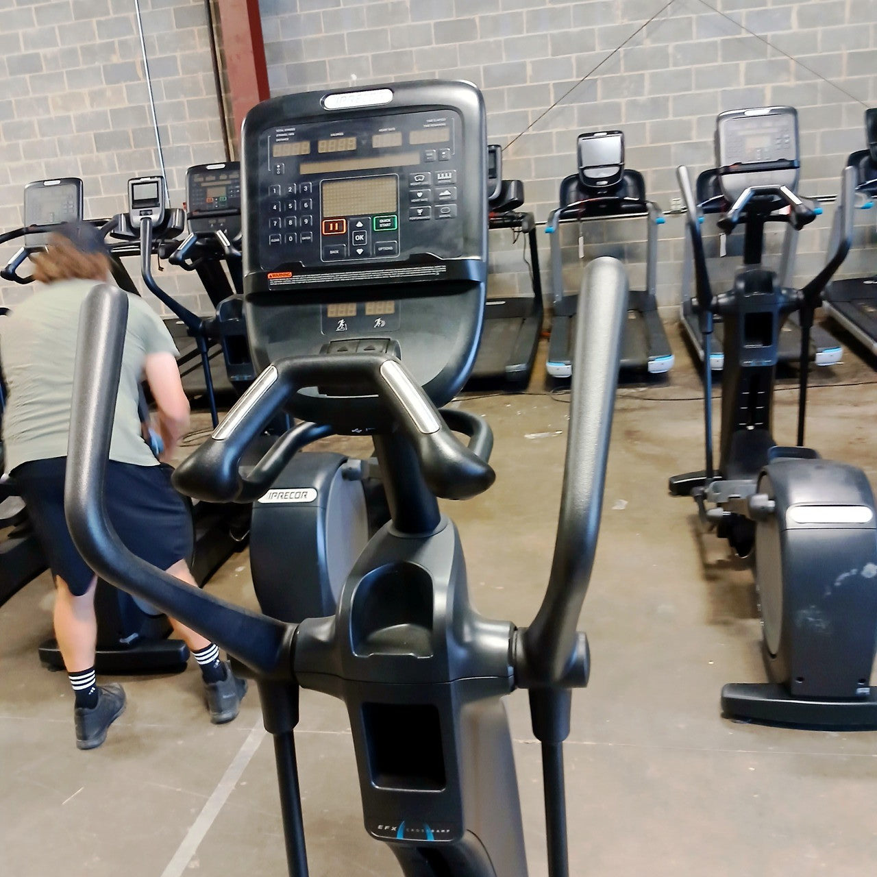 Precor EFX 835 Elliptical w/Converging Crossramp + p31 Console