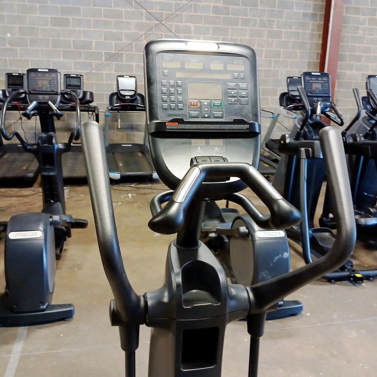 Precor EFX 835 Elliptical w/Converging Crossramp + p31 Console