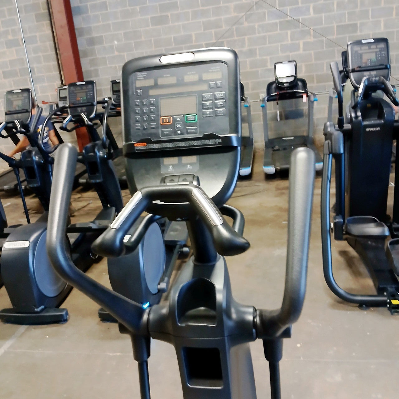 Precor EFX 835 Elliptical w/Converging Crossramp + p31 Console