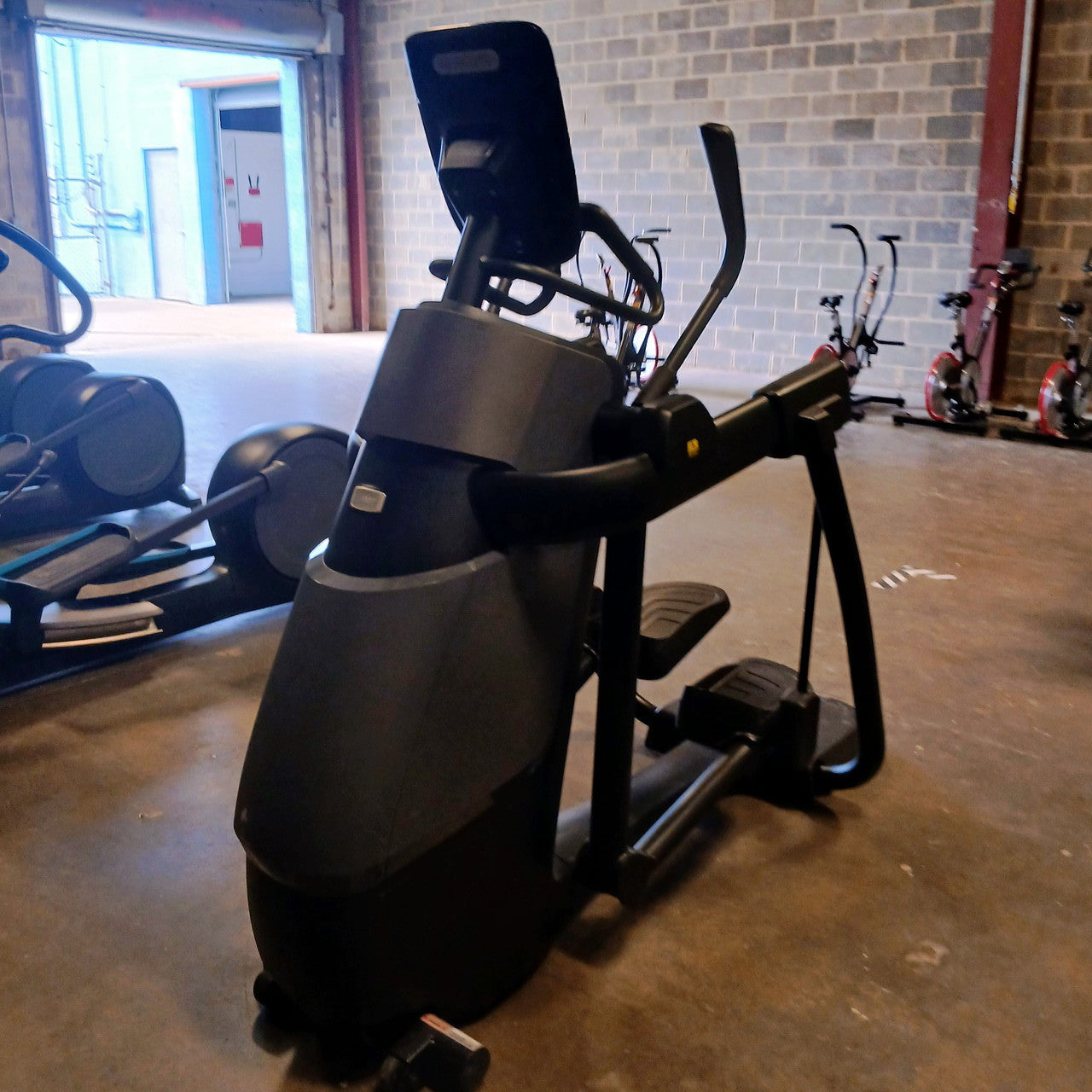 Precor AMT 835 with Open Stride w/P31 Console