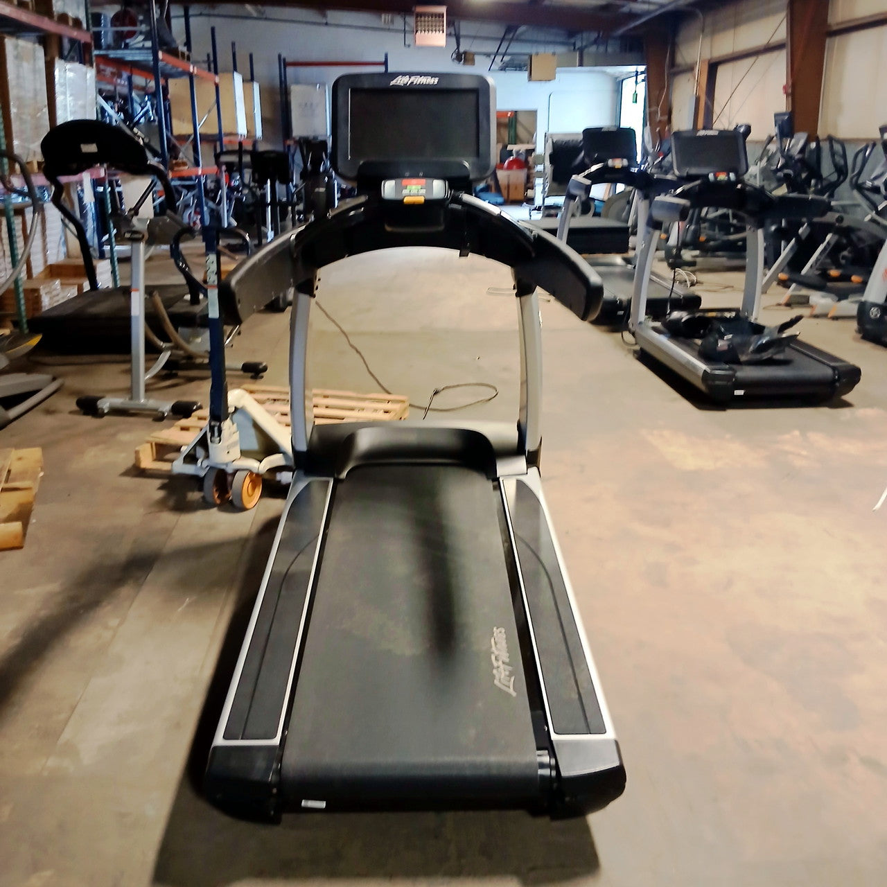 Life Fitness Discover SE 95T Elevation Treadmill