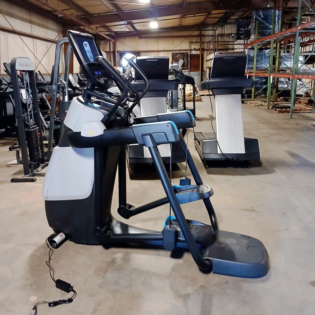 Precor AMT 885 with Open Stride w/P82 Console