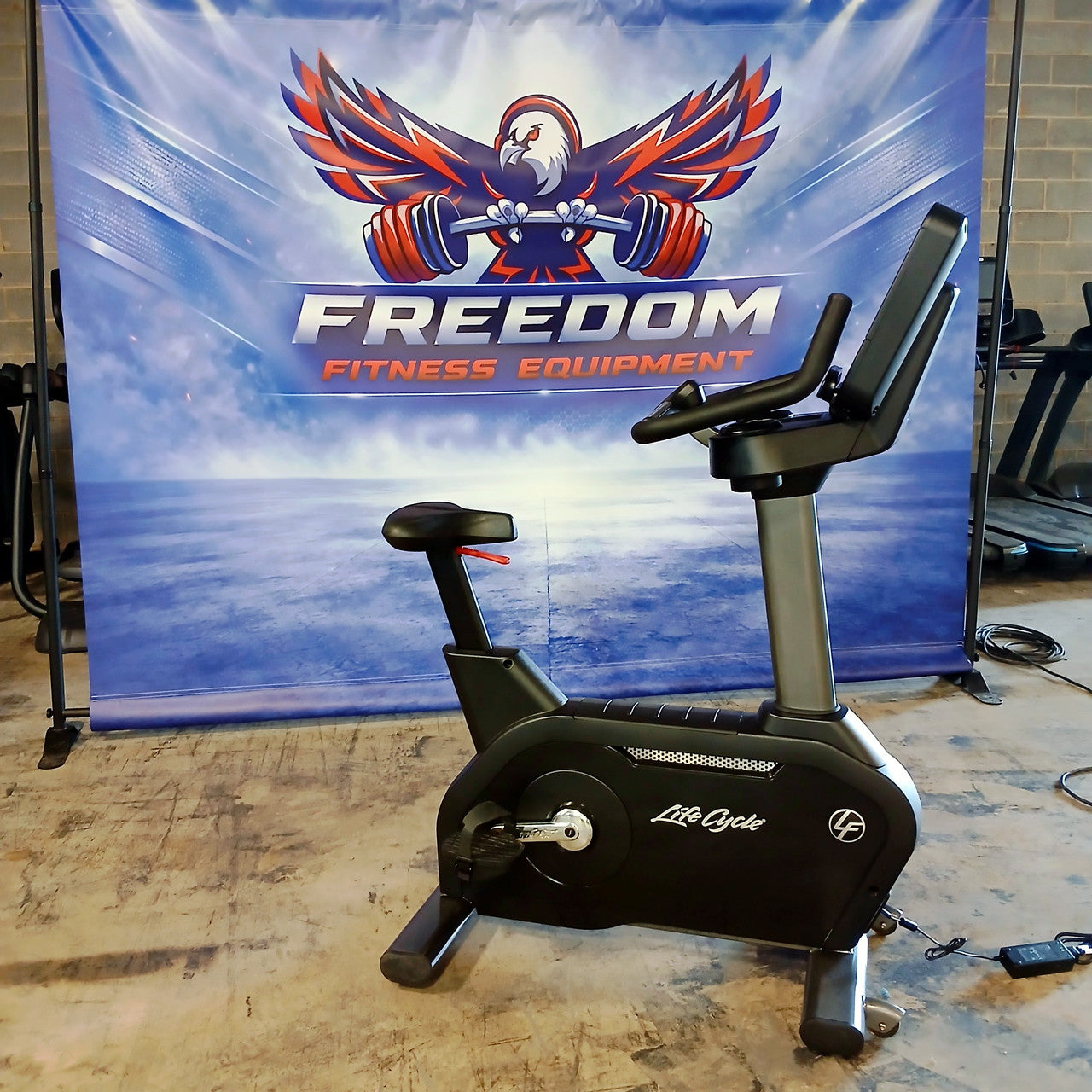 Life Fitness Integrity Upright Bike w/SE3 Console