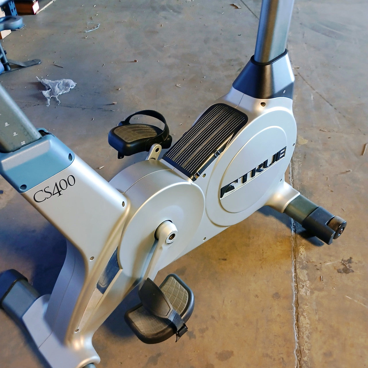 TRUE CS400 Upright Bike w/ Escalate 9 Console