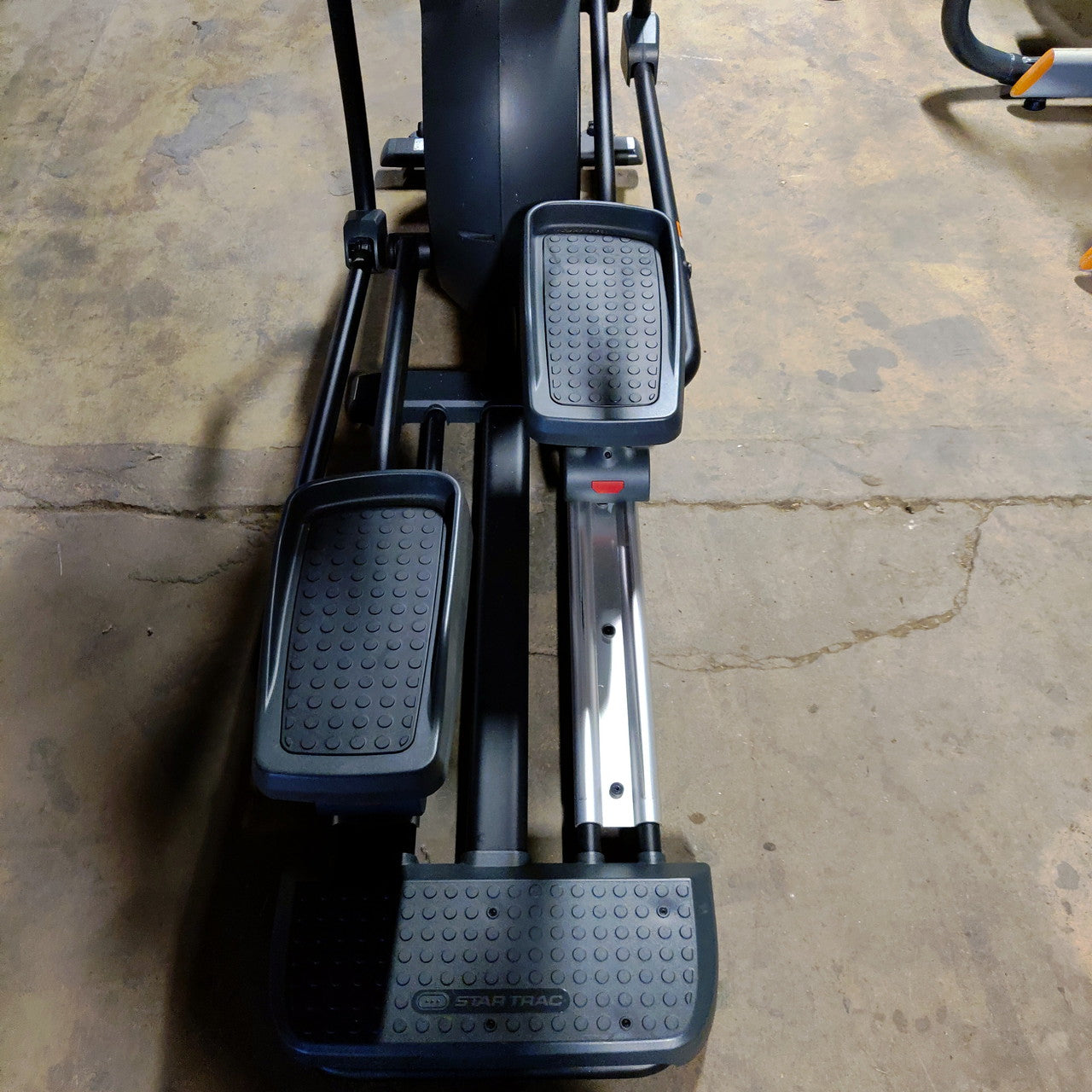 Star Trac 4CT Cross Trainer Elliptical with LCD Console