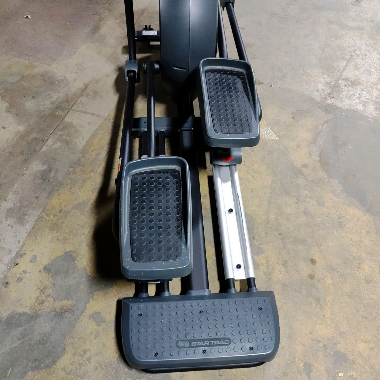 Star Trac 4CT Cross Trainer Elliptical with LCD Console