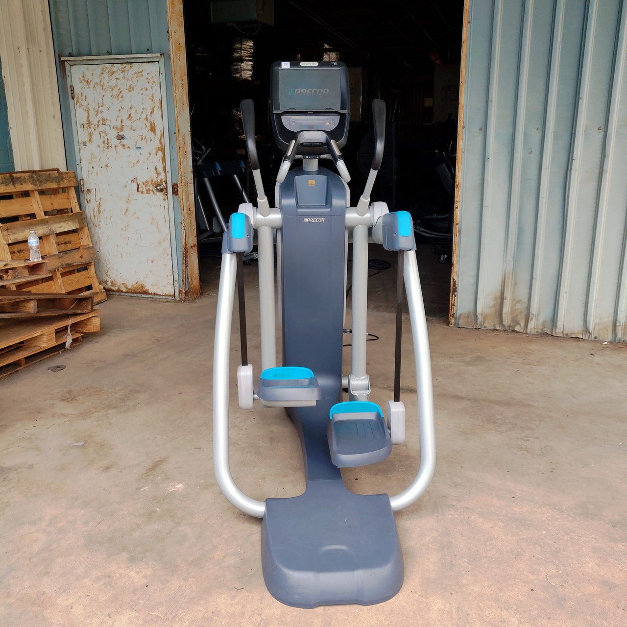 Precor AMT 885 with Open Stride w/P82 Console