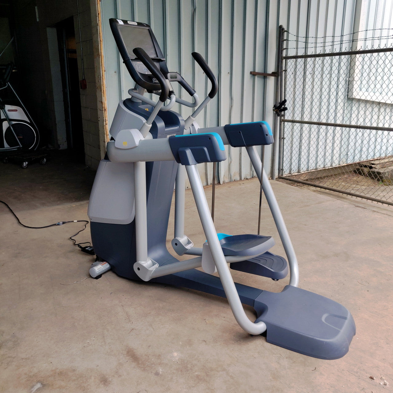 Precor AMT 885 with Open Stride w/P82 Console