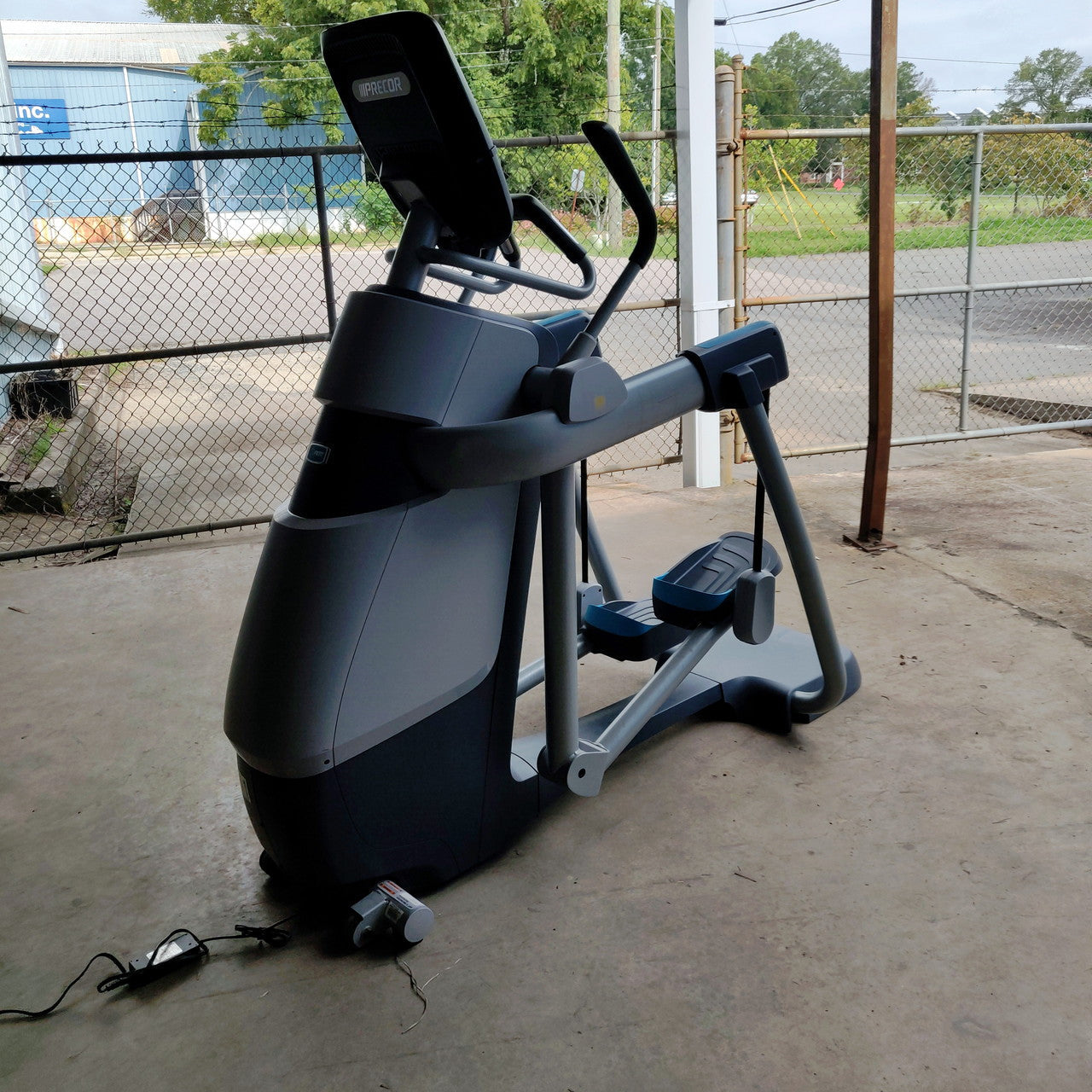 Precor AMT 885 with Open Stride w/P82 Console