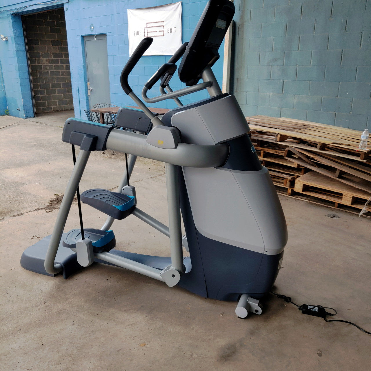 Precor AMT 885 with Open Stride w/P82 Console