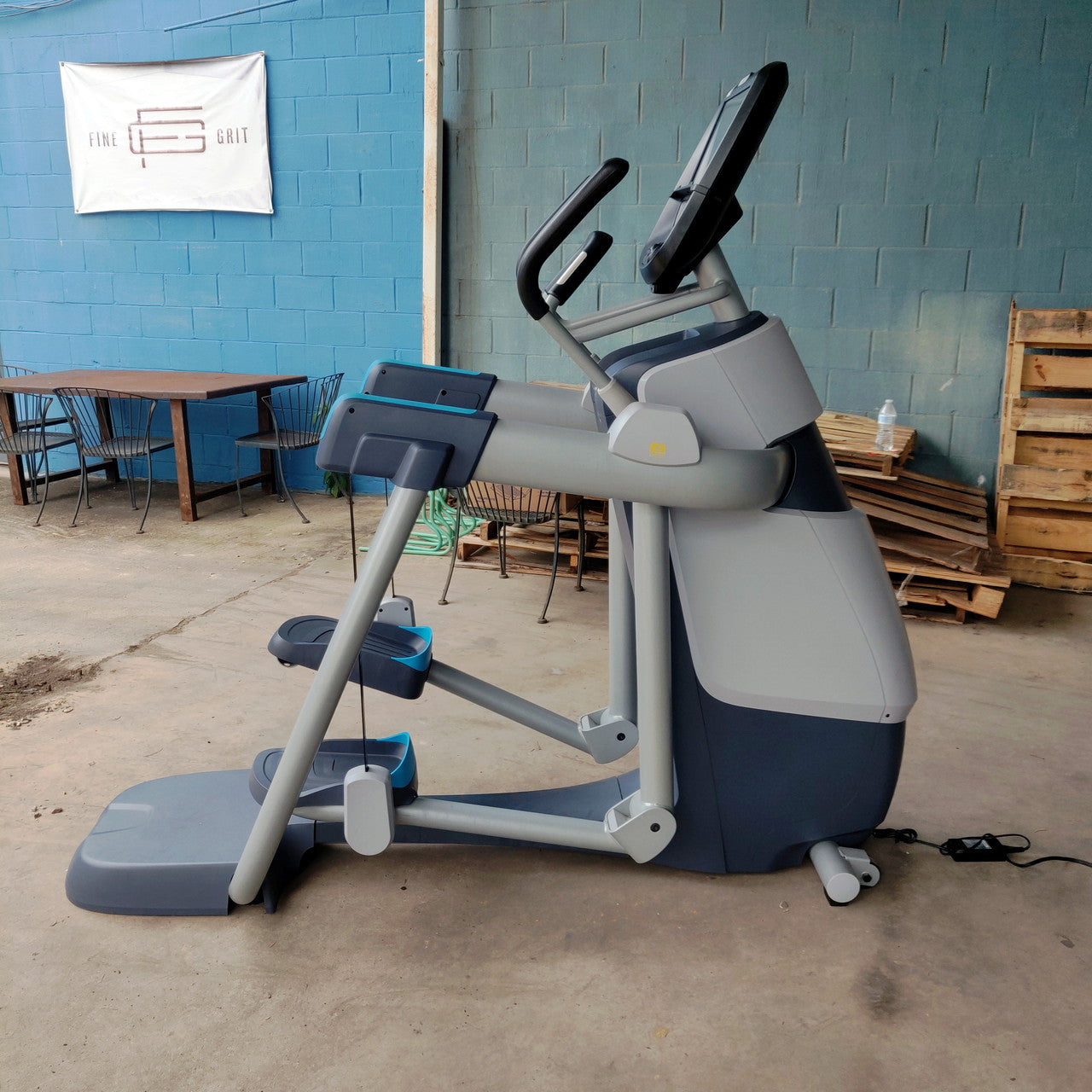 Precor AMT 885 with Open Stride w/P82 Console