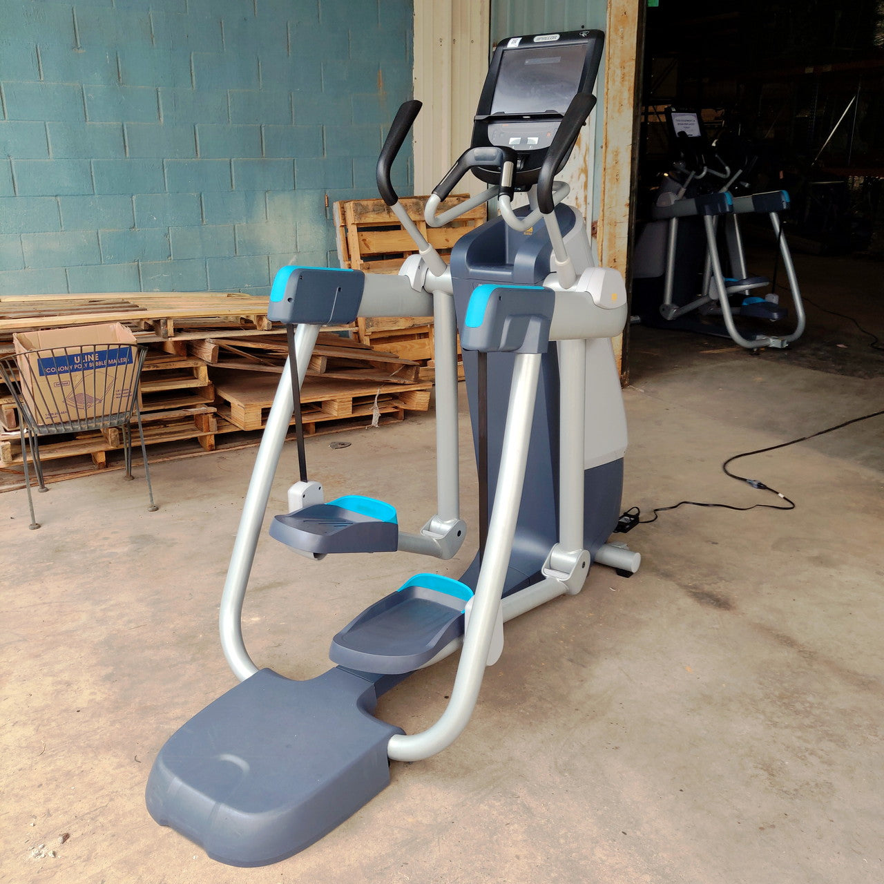 Precor AMT 885 with Open Stride w/P82 Console