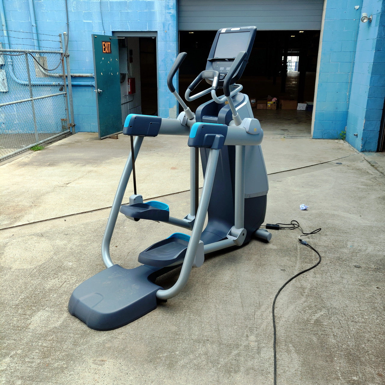 Precor AMT 885 with Open Stride w/P82 Console