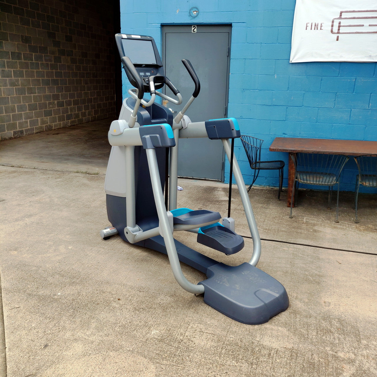 Precor AMT 885 with Open Stride w/P82 Console