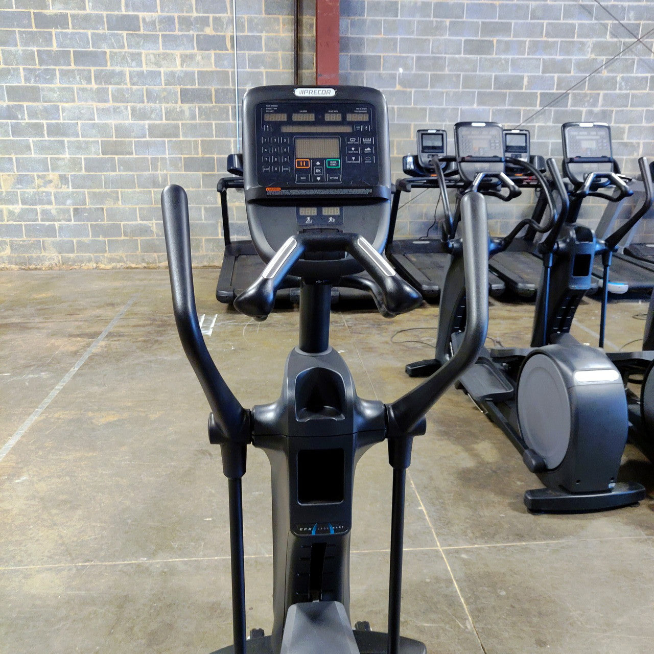 Precor EFX 835 Elliptical w/Converging Crossramp + p31 Console