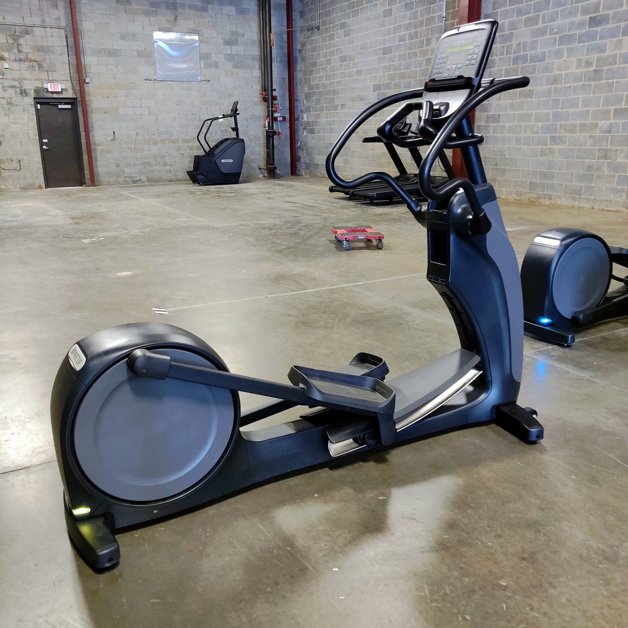 Precor EFX 833 Elliptical w/Converging Crossramp + p31