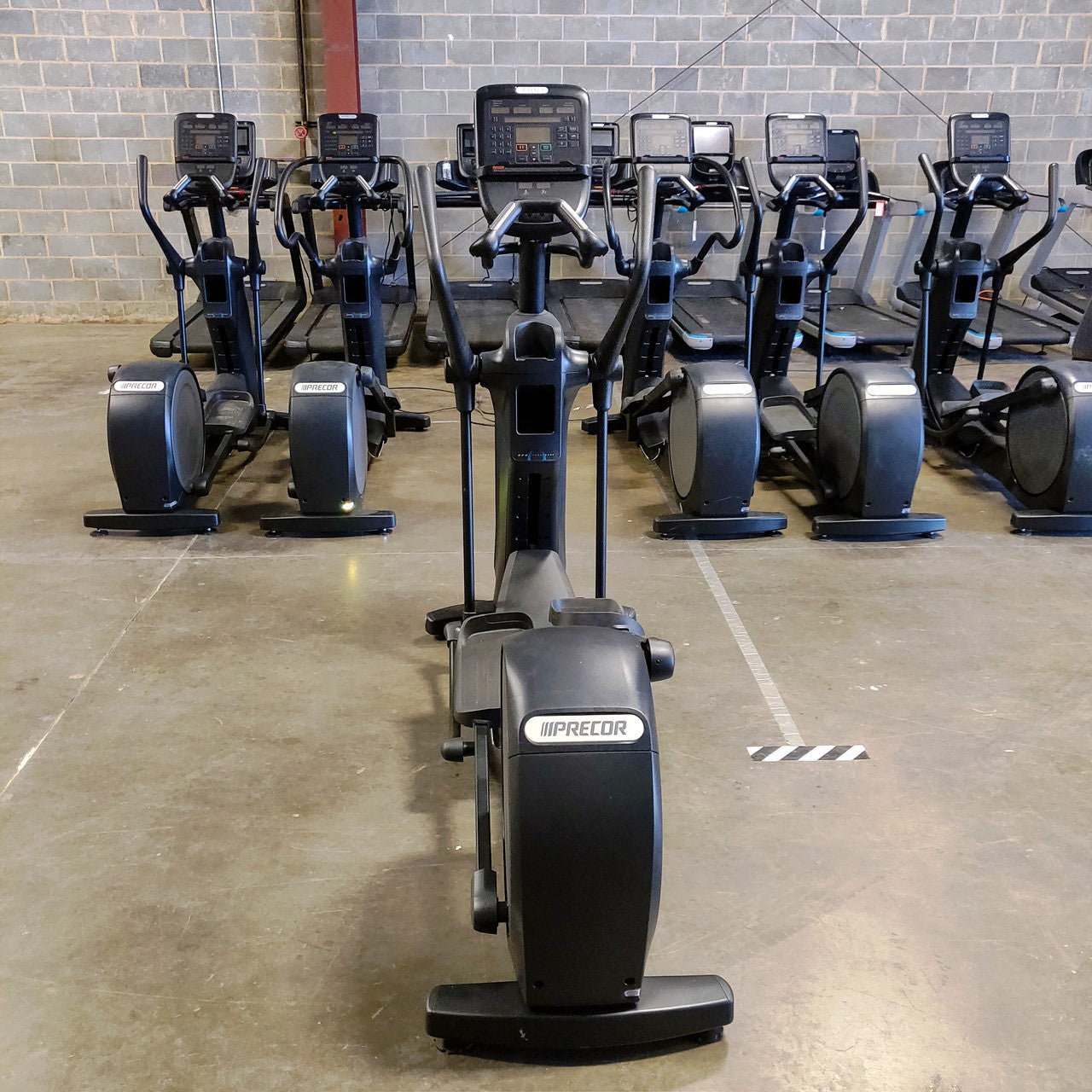 Precor EFX 835 Elliptical w/Converging Crossramp + p31 Console