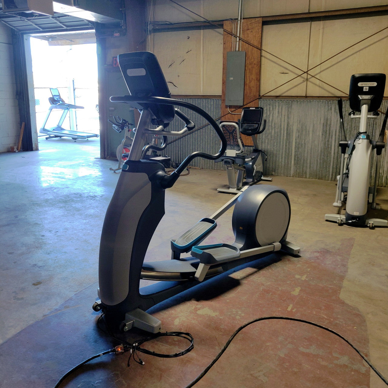 Precor EFX 883 Elliptical Lower Body Crosstrainer w/p82 Console