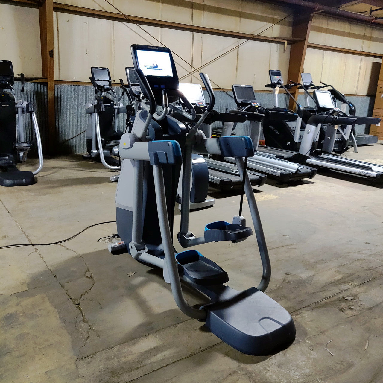 Precor AMT 885 with Open Stride w/P82 Console