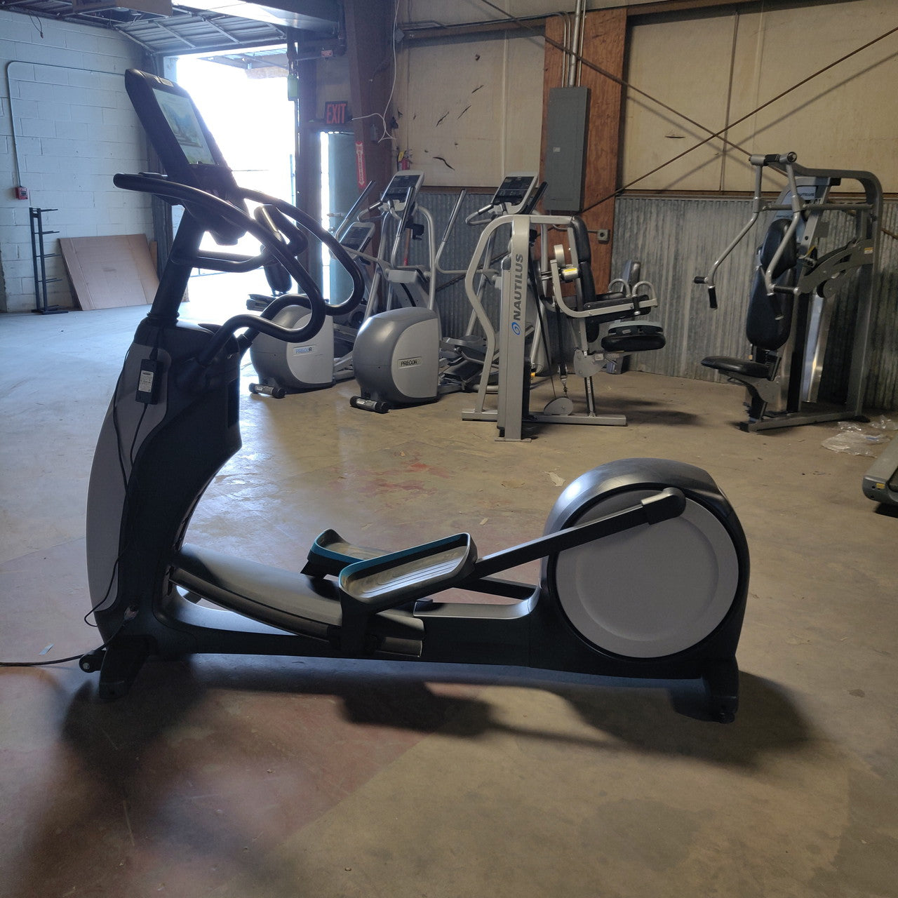 Precor EFX 883 Lower Body Elliptical w/Converging Crossramp + p82 Console