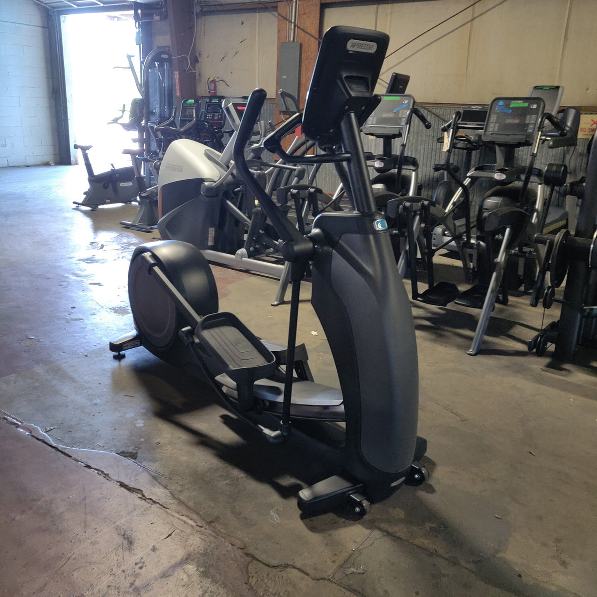 Precor EFX 835 Elliptical w/Converging Crossramp + p31 Console