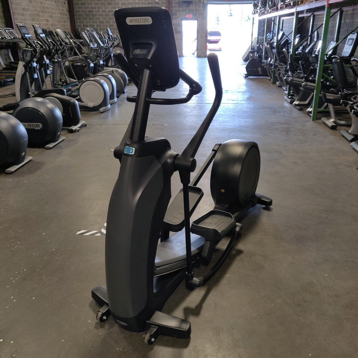 Precor EFX 835 Elliptical w/Converging Crossramp + p31 Console