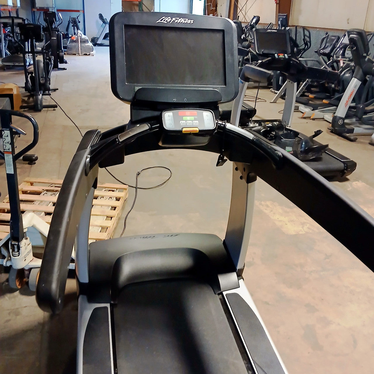 Life Fitness Discover SE 95T Elevation Treadmill