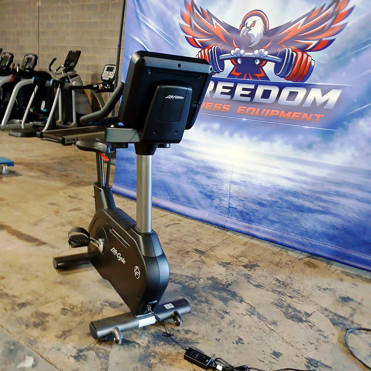 Life Fitness Integrity Upright Bike w/SE3 Console