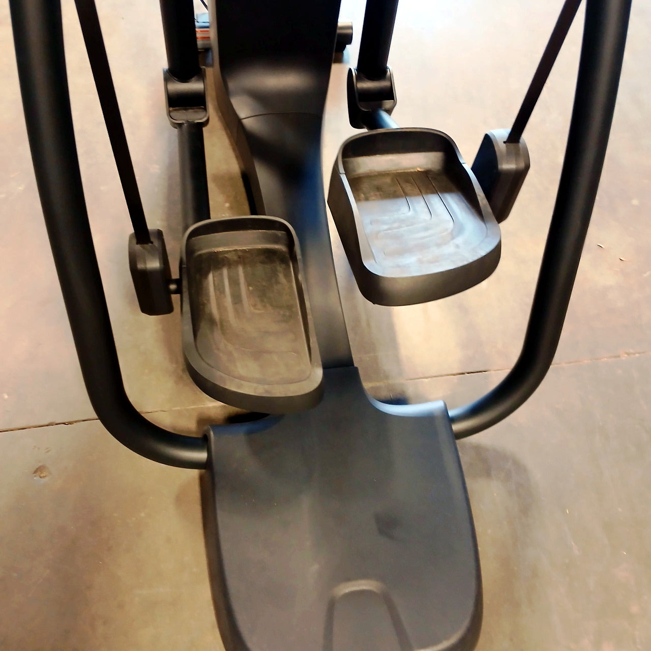 Precor AMT 885 with Open Stride w/P82 Console