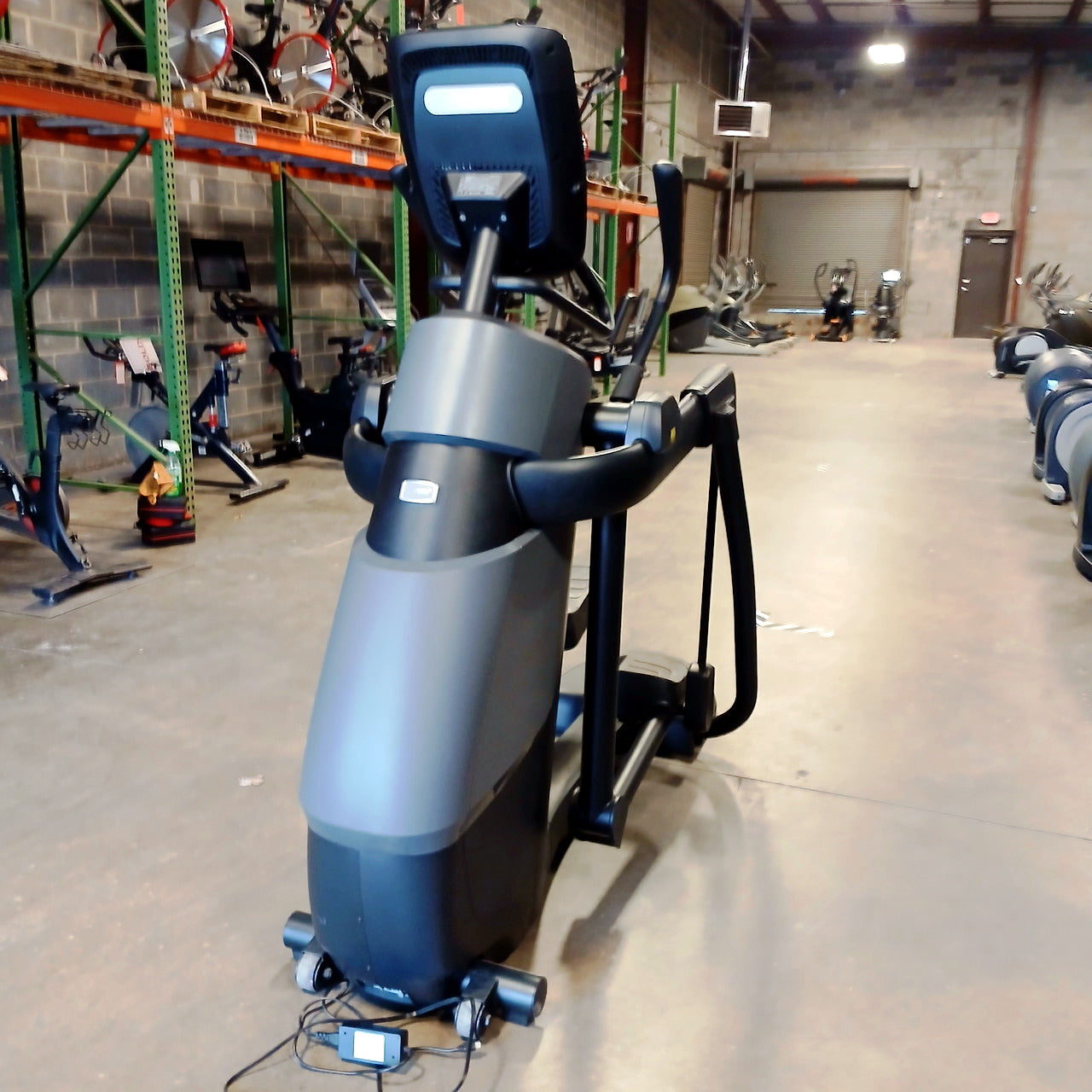 Precor AMT 885 with Open Stride w/P82 Console