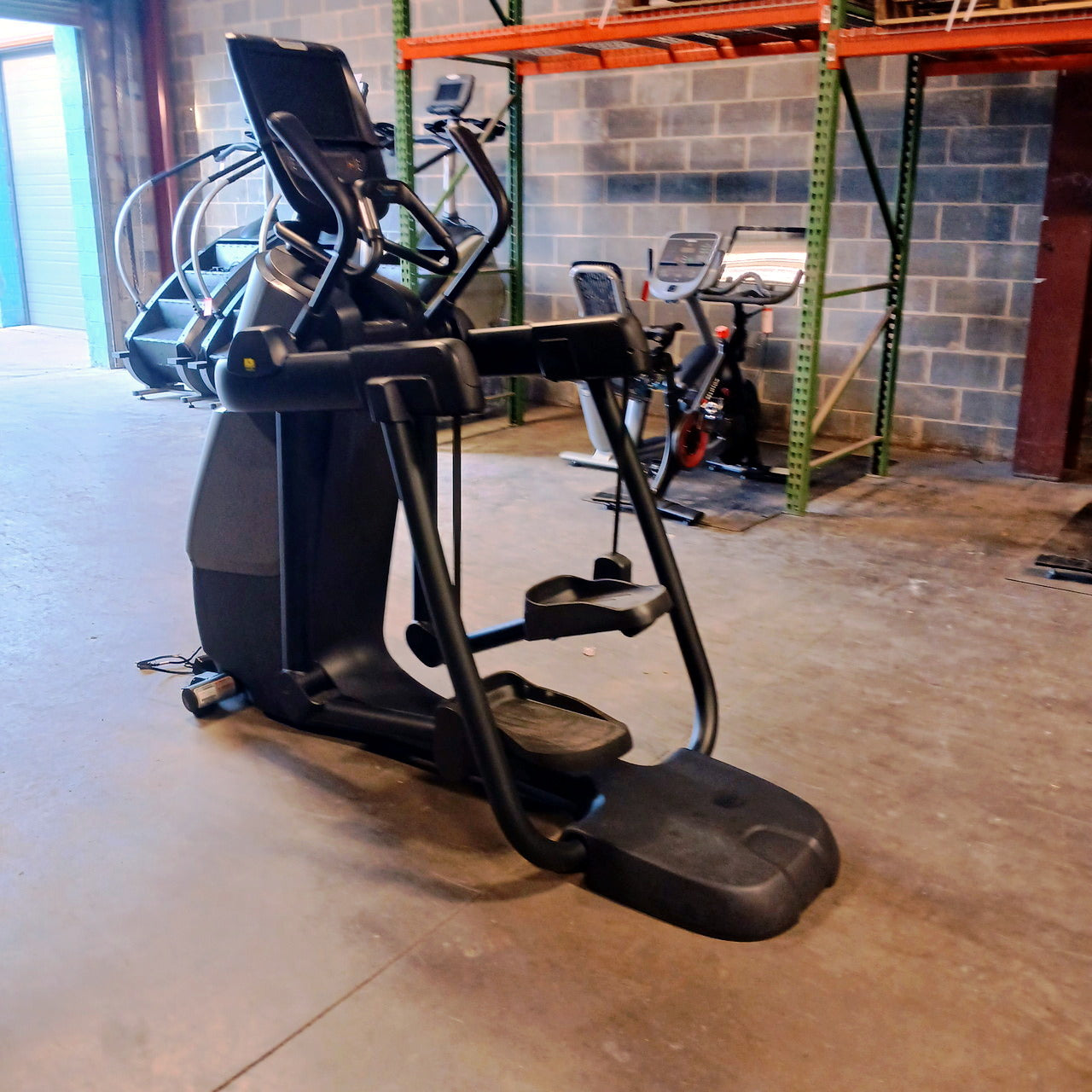 Precor AMT 885 with Open Stride w/P82 Console