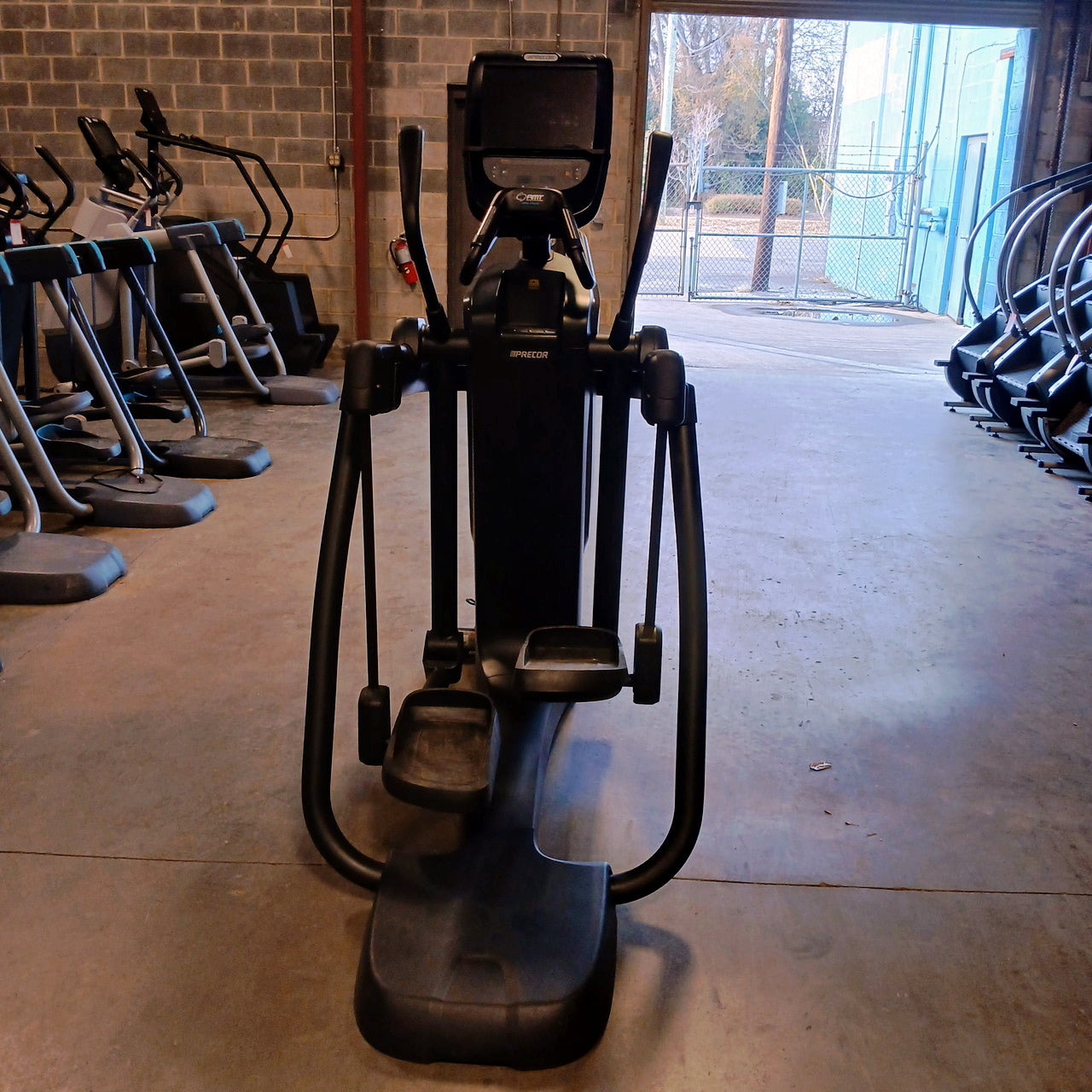 Precor AMT 885 with Open Stride w/P82 Console