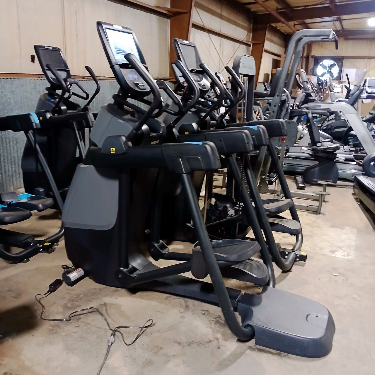 Precor AMT 885 with Open Stride w/P82 Console
