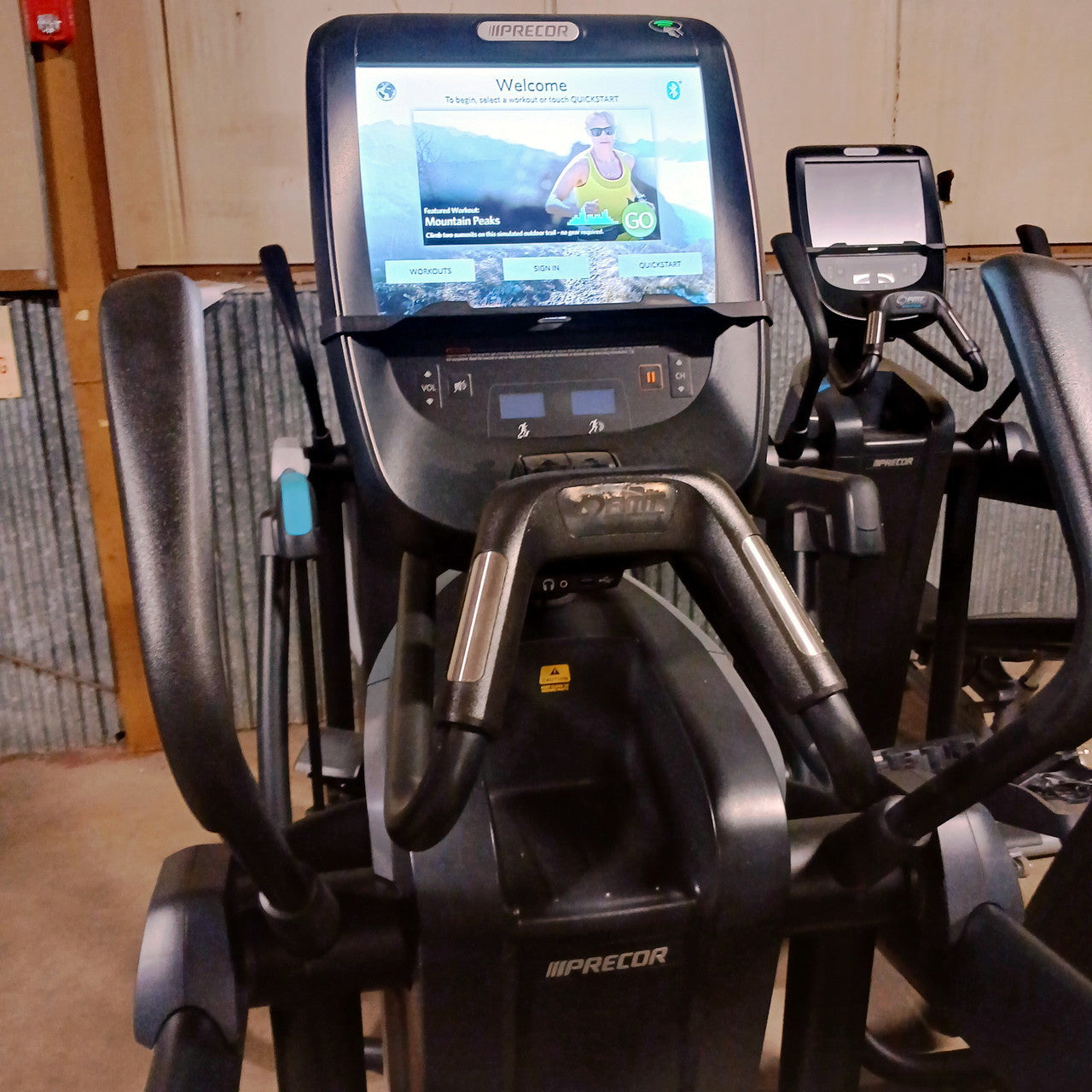 Precor AMT 885 with Open Stride w/P82 Console