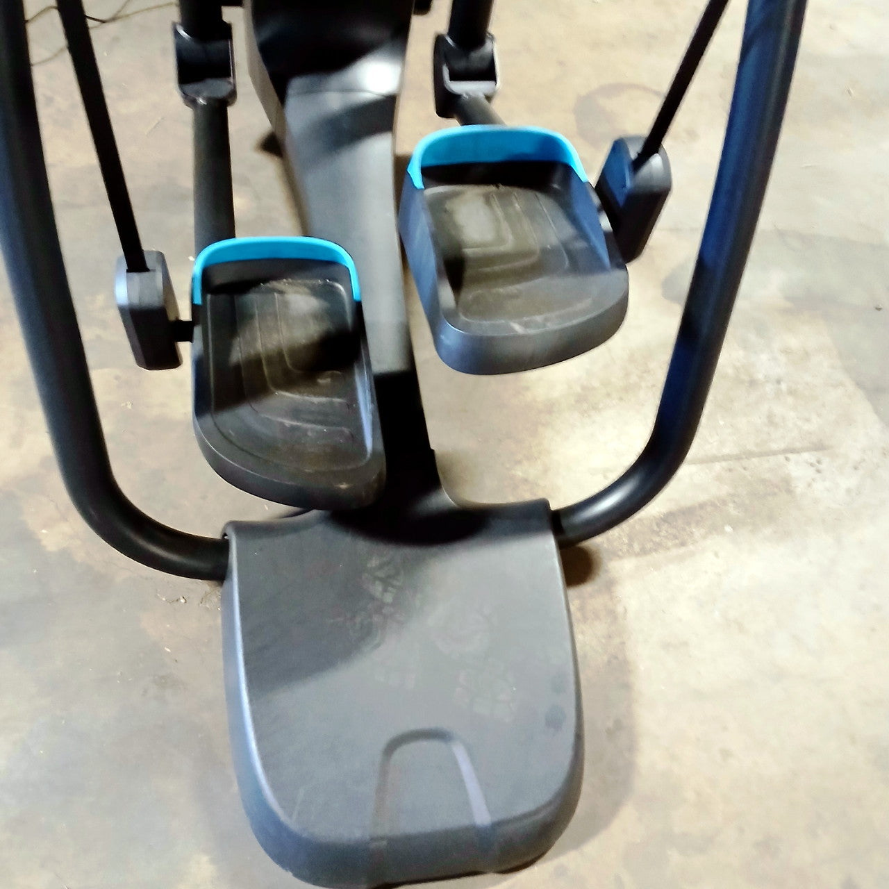 Precor AMT 885 with Open Stride w/P82 Console